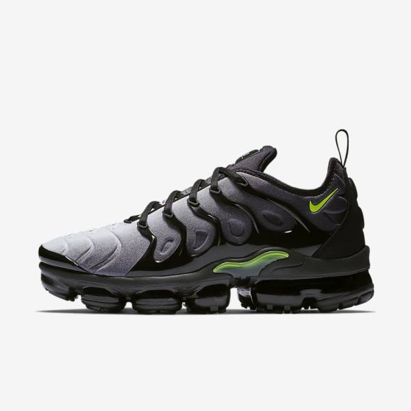 Men\'s Nike Air VaporMax Plus Sneakers Black / White | NK732ZBK